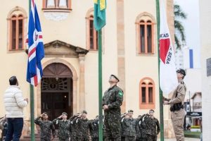 Hasteamento de bandeiras no Centro de Alfenas