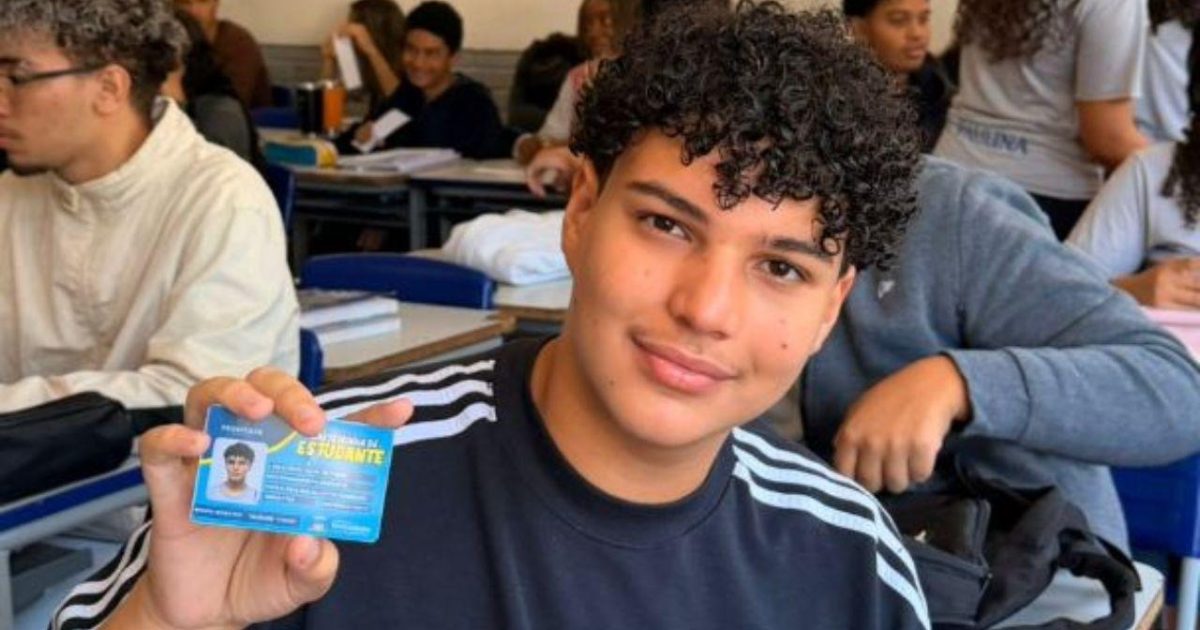 Brumadinho entrega 671 carteiras a estudantes do ensino médio