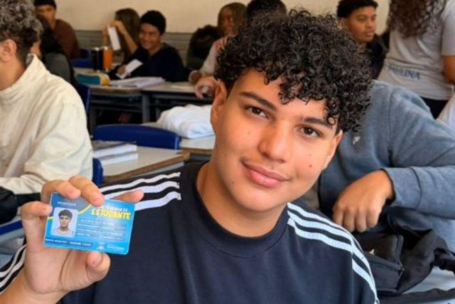 Brumadinho entrega 671 carteiras a estudantes do ensino médio
