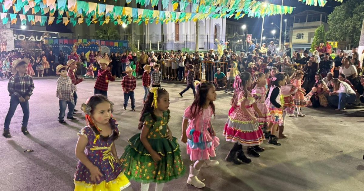 Festa Junina de Entre Folhas reúne escolas e grupos comunitários