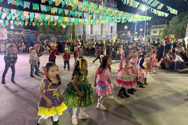 Festa Junina de Entre Folhas reúne escolas e grupos comunitários