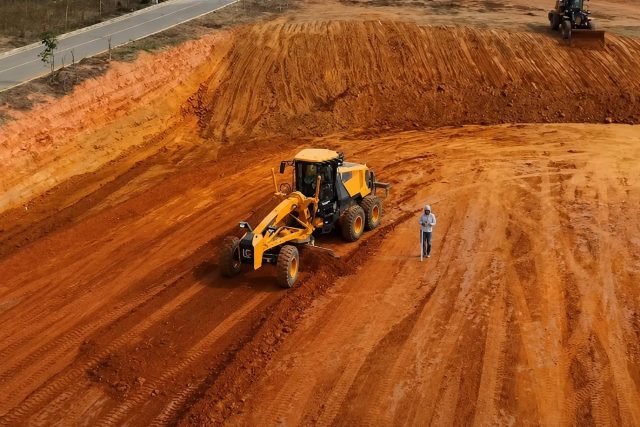 Naque começa a construir quadra poliesportiva no Morro do Campinho