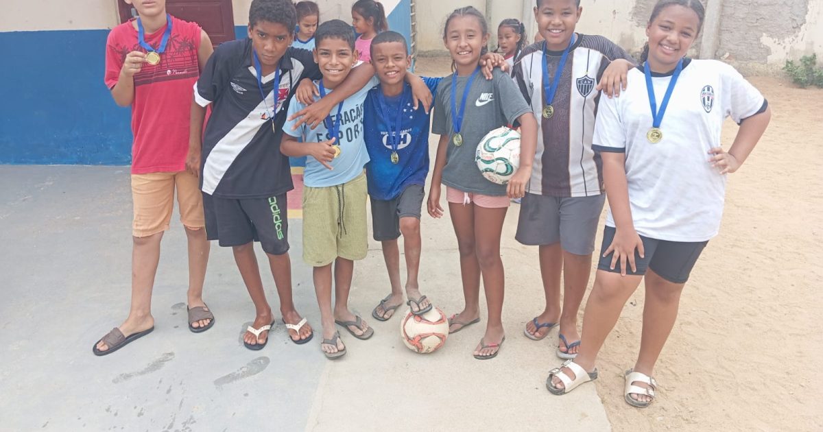Projeto esportivo atende 20 alunos da Escola Professor Osmar Gomes dos Santos