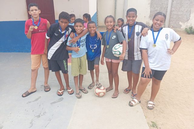 Projeto esportivo atende 20 alunos da Escola Professor Osmar Gomes dos Santos